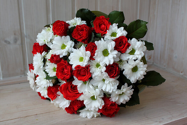 Красное в белом, артикул F110354 - 7250 рублей, доставка по городу. Flawery - доставка цветов