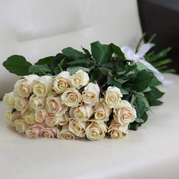 Букет из 29 кремовых роз, 60см, артикул F1367218 - 9755 рублей, доставка по городу. Flawery - доставка цветов