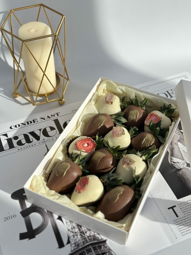 Клубничный набор «романтичный», артикул F1367482 - 3500 рублей, доставка по городу. Flawery - доставка цветов