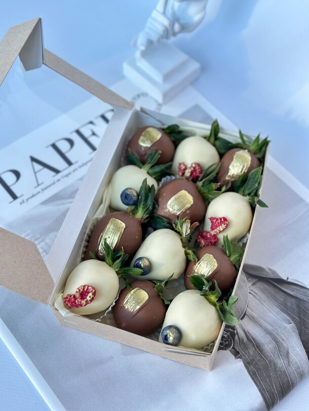 Клубничный набор «by happy», артикул F1367484 - 3500 рублей, доставка по городу. Flawery - доставка цветов