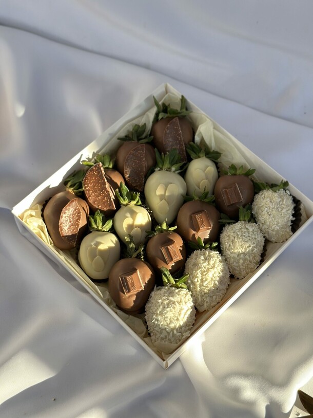 Клубничный набор «kinder», артикул F1367492 - 5100 рублей, доставка по городу. Flawery - доставка цветов