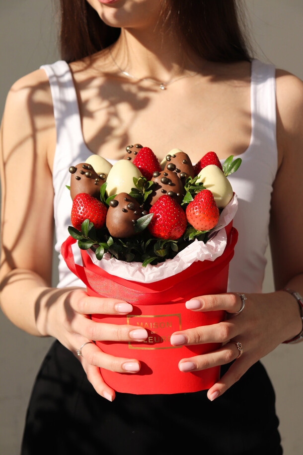 Клубничный box "афродита", артикул F1367497 - 5500 рублей, доставка по городу. Flawery - доставка цветов