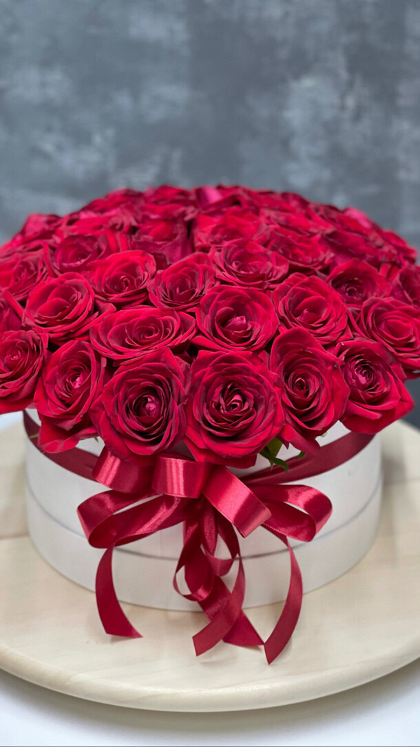 51 роза в коробке, артикул F1070575 - 14257 рублей, доставка по городу. Flawery - доставка цветов