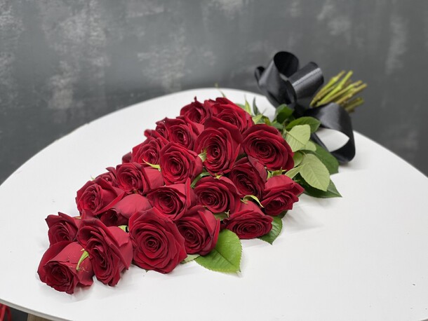 Траурный букет 1, артикул F110949 - 6864 рублей, доставка по городу. Flawery - доставка цветов