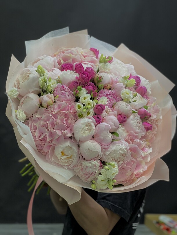 Букет из гортензии и пионы, артикул F1120295 - 30689 рублей, доставка по городу. Flawery - доставка цветов
