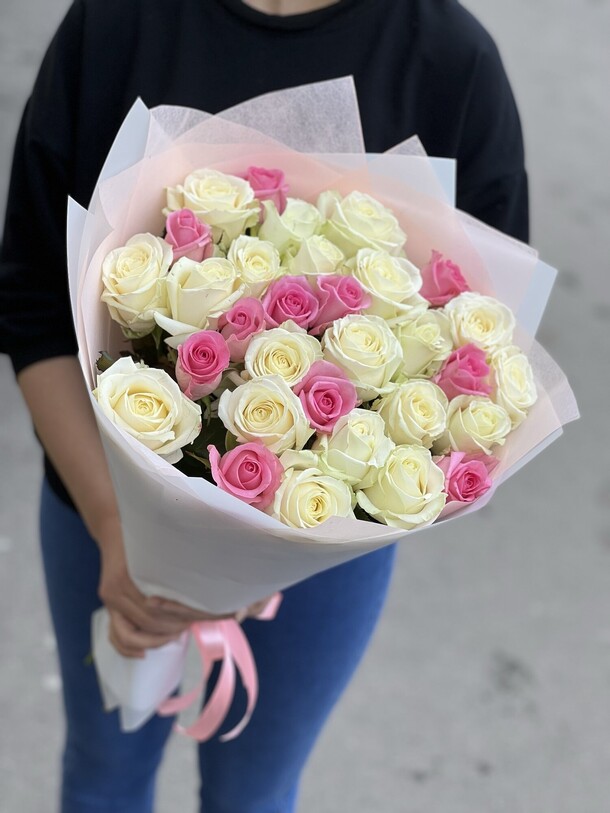 Букет из микс роз, артикул F1120299 - 8257 рублей, доставка по городу. Flawery - доставка цветов