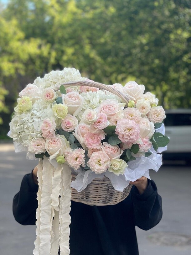 Цветы в корзине, артикул F1491324 - 12143 рублей, доставка по городу. Flawery - доставка цветов