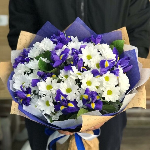 Букет из ирисов и хризантемы, артикул F1066438 - 5600 рублей, доставка по городу. Flawery - доставка цветов