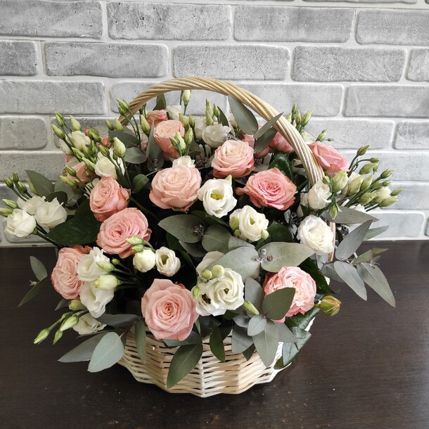 Корзина с розами и эустомой, артикул F109828 - 12990 рублей, доставка по городу. Flawery - доставка цветов