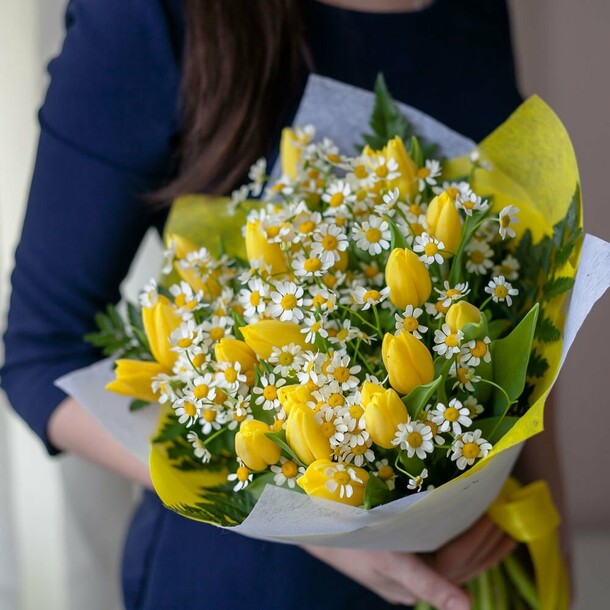Букет тюльпанов с ромашками, артикул F1102362 - 4950 рублей, доставка по городу. Flawery - доставка цветов
