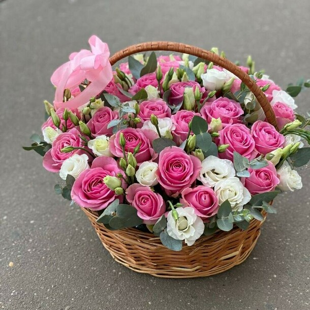 Корзина роз и эустомы, артикул F1133252 - 11200 рублей, доставка по городу. Flawery - доставка цветов