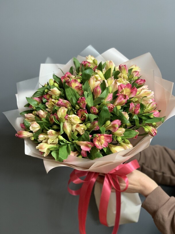 Яркий букет из альстромерий, артикул F1405717 - 4490 рублей, доставка по городу. Flawery - доставка цветов