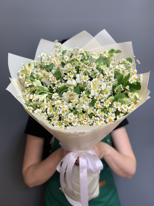 Летний букет из ромашек и альстромерий, артикул F1410512 - 10290 рублей, доставка по городу. Flawery - доставка цветов