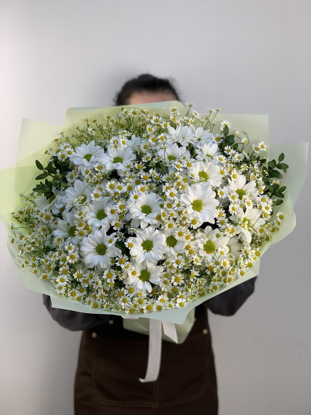Букет из ромашек и хризантем, артикул F1422943 - 6890 рублей, доставка по городу. Flawery - доставка цветов
