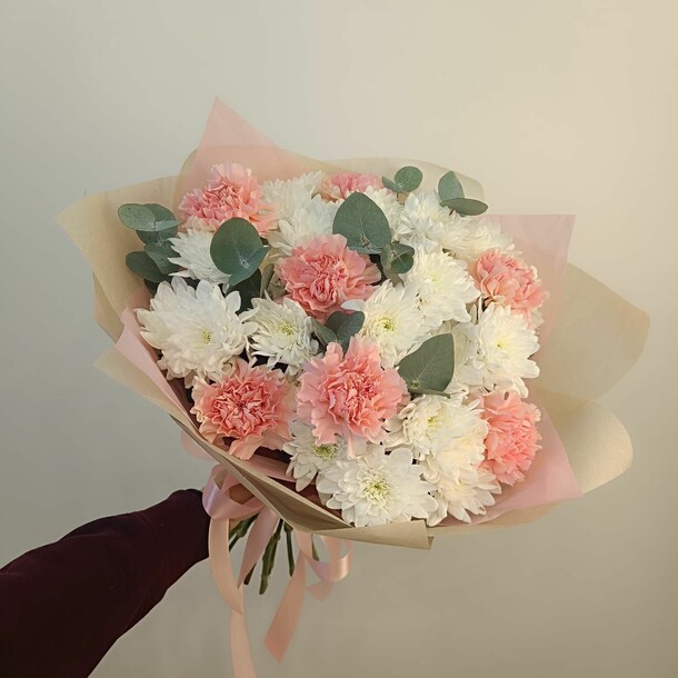 Букет из хризантем и диантуса, артикул F1492741 - 4990 рублей, доставка по городу. Flawery - доставка цветов