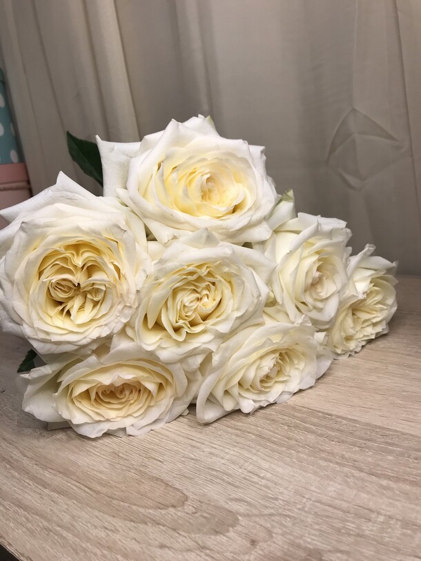 7  белых роз, артикул F1131189 - 4450 рублей, доставка по городу. Flawery - доставка цветов