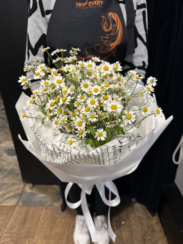 Букет из 9 кустовых ромашек, артикул F1269602 - 3900 рублей, доставка по городу. Flawery - доставка цветов