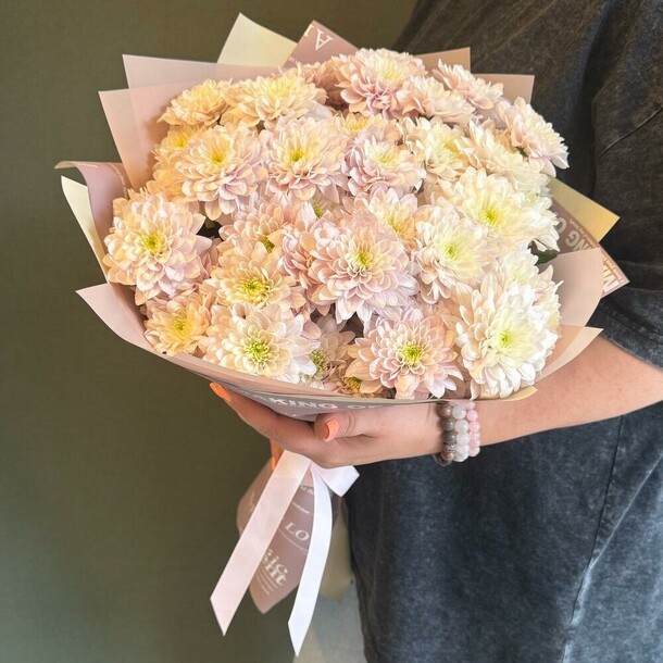 7 кустовых розовых хризантем, артикул F1444528 - 4800 рублей, доставка по городу. Flawery - доставка цветов