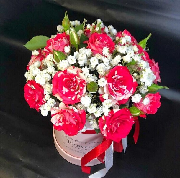 Композиция с розами и гипсофилой, артикул F1097252 - 2310 рублей, доставка по городу. Flawery - доставка цветов