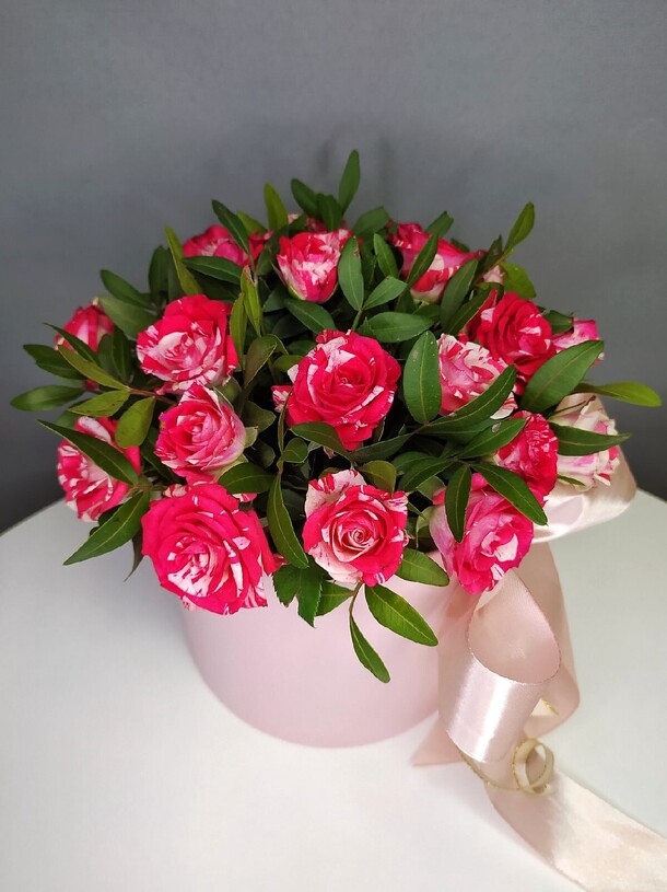 Цветы в коробке, артикул F1103136 - 3410 рублей, доставка по городу. Flawery - доставка цветов