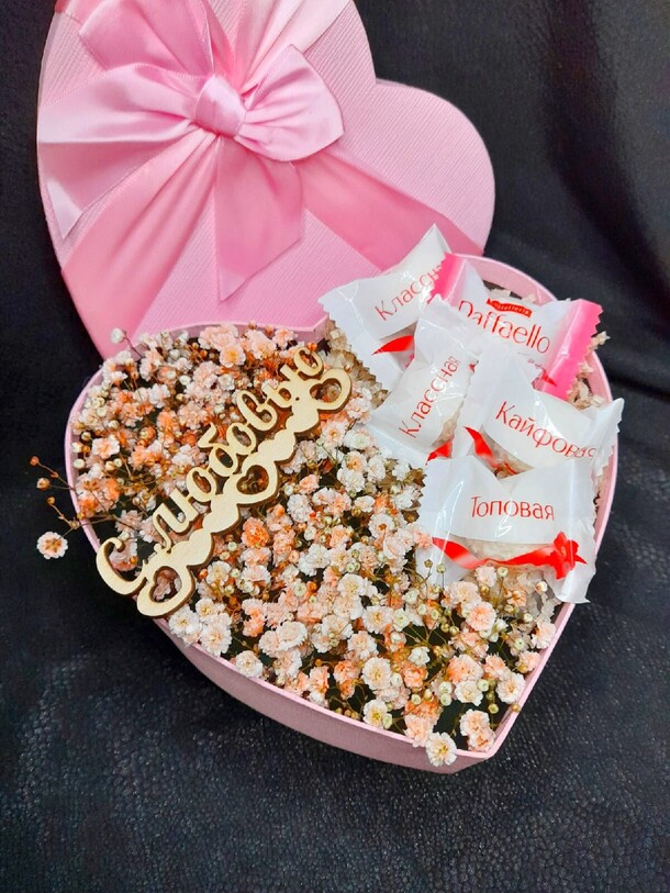 Цветы в коробке, артикул F1107534 - 2518 рублей, доставка по городу. Flawery - доставка цветов