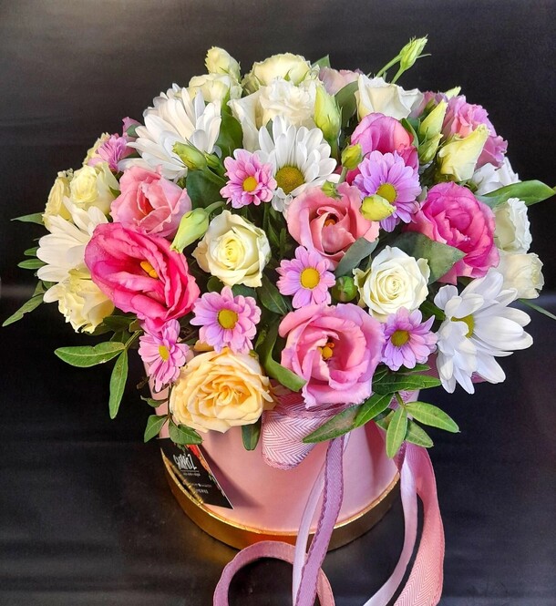 Композиция с цветами, артикул F1110084 - 4620 рублей, доставка по городу. Flawery - доставка цветов