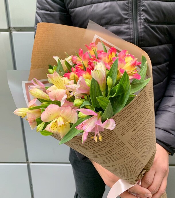 Букет комплимент из альстромерии, артикул F1142958 - 2200 рублей, доставка по городу. Flawery - доставка цветов