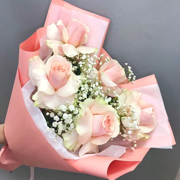 Букет из роз и гипсофилы, артикул F1204361 - 3025 рублей, доставка по городу. Flawery - доставка цветов