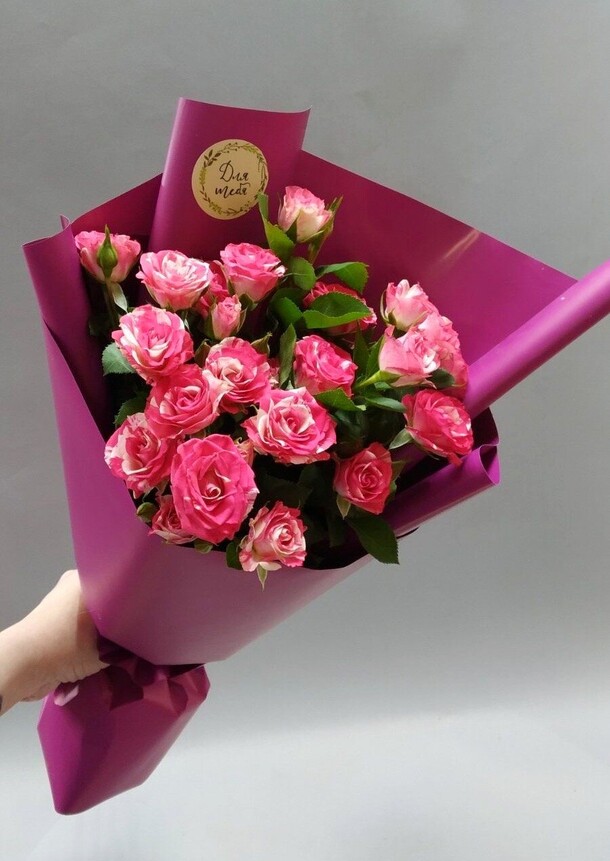 Букет из кустовых роз, артикул F1270839 - 2530 рублей, доставка по городу. Flawery - доставка цветов