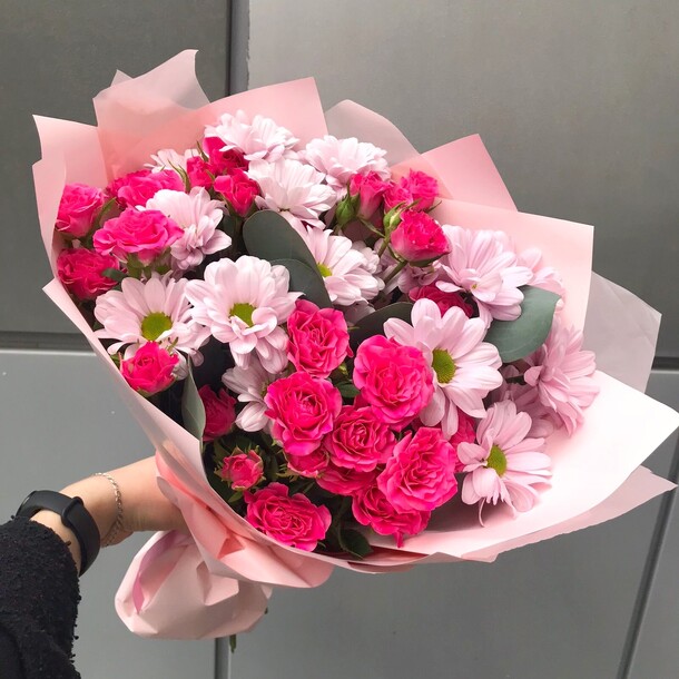 Букет из кустовых роз и хризантем, артикул F1289798 - 4290 рублей, доставка по городу. Flawery - доставка цветов