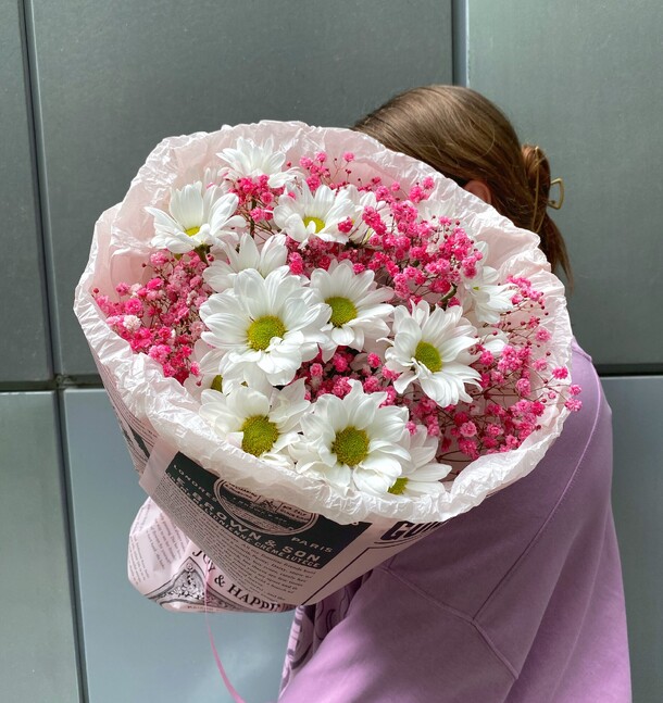 Букет из хризантем и гипсофилы, артикул F1298062 - 3080 рублей, доставка по городу. Flawery - доставка цветов