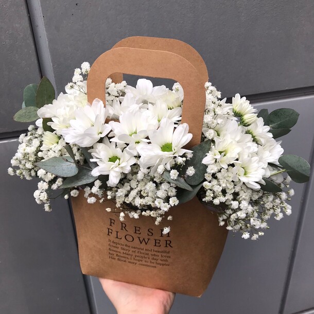 Ромашки с гипсофилой в сумочке, артикул F1337207 - 2600 рублей, доставка по городу. Flawery - доставка цветов