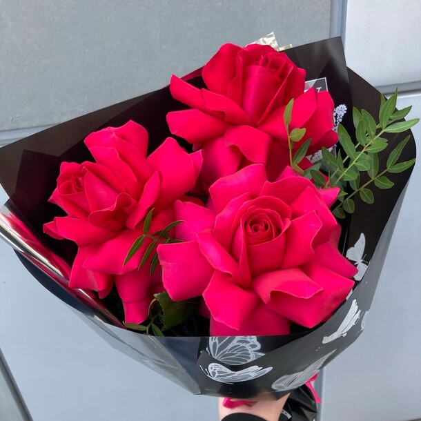 Букет из роз и зелени, артикул F1393761 - 2178 рублей, доставка по городу. Flawery - доставка цветов