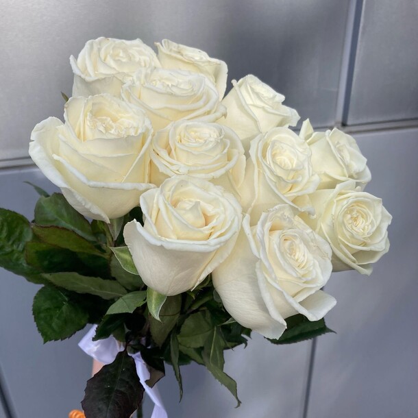 Букет из 11 белых роз, артикул F1403829 - 4620 рублей, доставка по городу. Flawery - доставка цветов