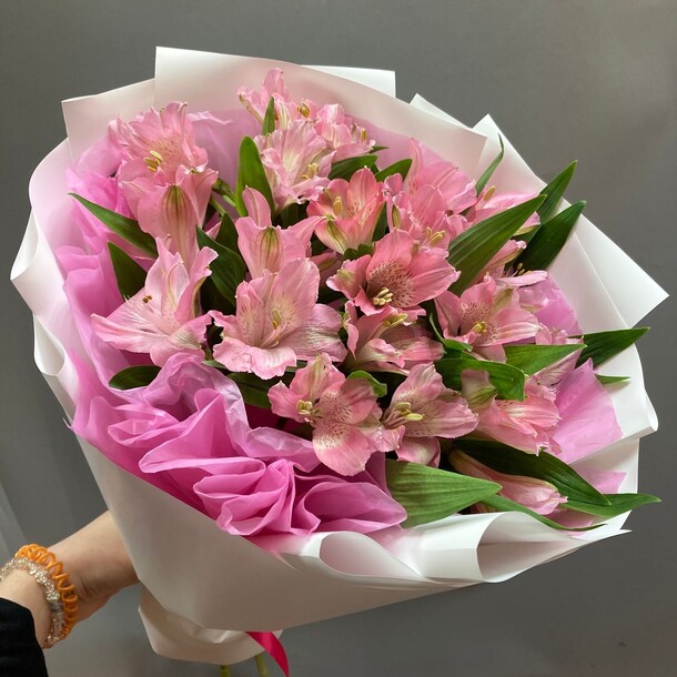 Букет из альстромерии, артикул F1415349 - 2700 рублей, доставка по городу. Flawery - доставка цветов