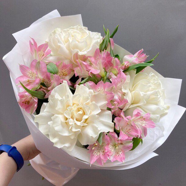 Букет из роз и альстромерии, артикул F1434321 - 2970 рублей, доставка по городу. Flawery - доставка цветов