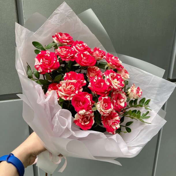 Букет из кустовой розы, артикул F1435500 - 3190 рублей, доставка по городу. Flawery - доставка цветов