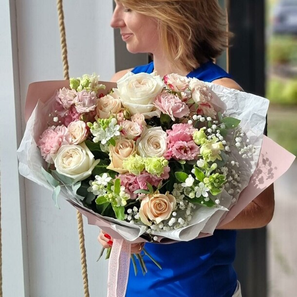 Букет роз, гвоздик и лизиантусов, артикул F1070864 - 8590 рублей, доставка по городу. Flawery - доставка цветов