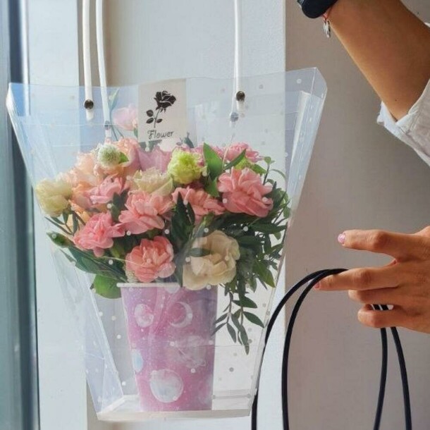 Композиция лизиантусов, диантуса и роз, артикул F1074459 - 2990 рублей, доставка по городу. Flawery - доставка цветов