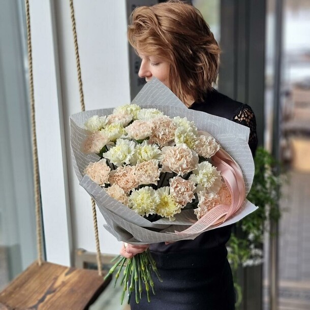 Букет с диантусом, артикул F110384 - 5500 рублей, доставка по городу. Flawery - доставка цветов