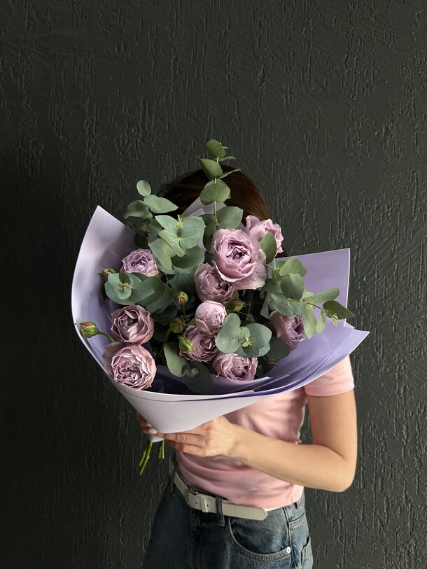 Букет роз и эвкалипта, артикул F110395 - 2990 рублей, доставка по городу. Flawery - доставка цветов