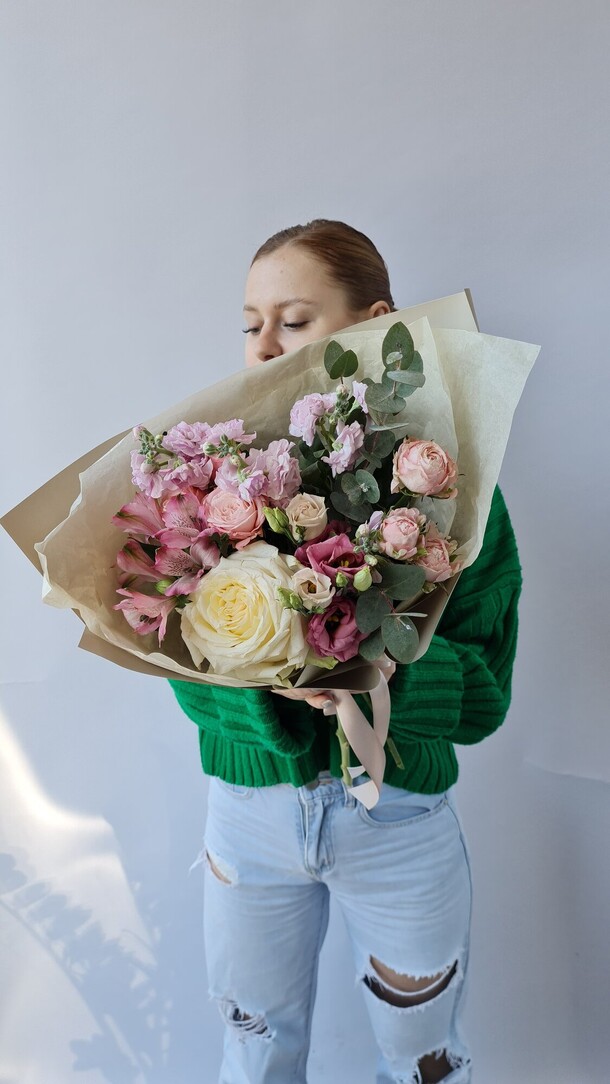 Букет с пионовидной розой, альстромерией, кустовой розой, артикул F1146531 - 4990 рублей, доставка по городу. Flawery - доставка цветов