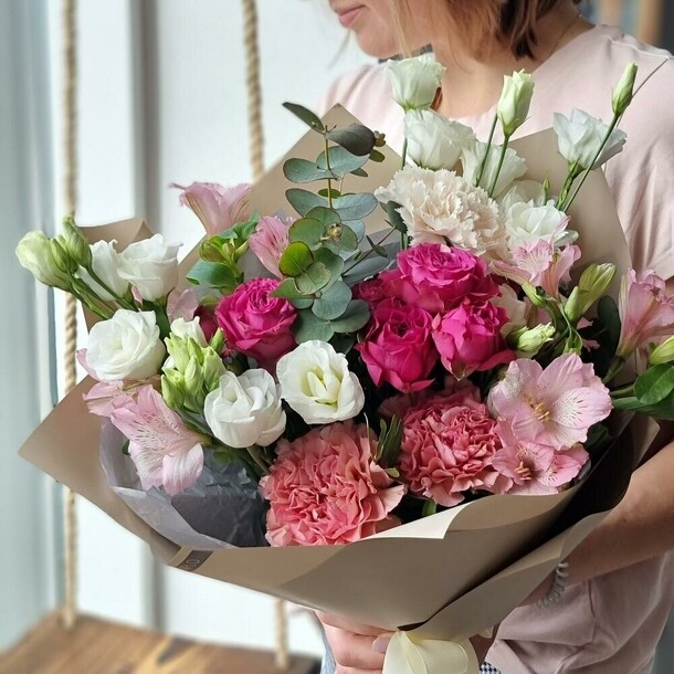 Яркий букет с пион розой, гвоздикой и эустомой, артикул F1156649 - 5990 рублей, доставка по городу. Flawery - доставка цветов
