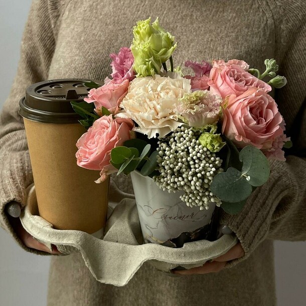 Композиция с живыми цветами и кофе, артикул F1156657 - 3990 рублей, доставка по городу. Flawery - доставка цветов