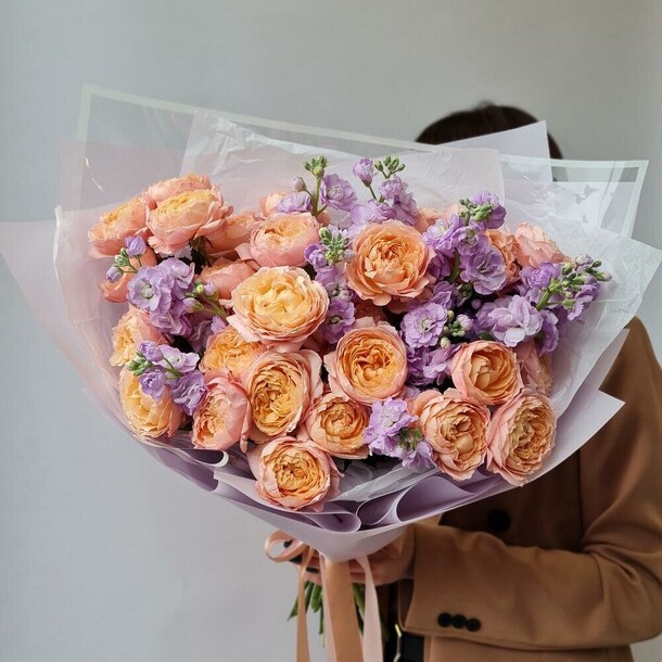 Букет живых цветов с пион кустовой розой сорта джульетта и маттиолой сиреневого цвета, артикул F1156668 - 11990 рублей, доставка по городу. Flawery - доставка цветов