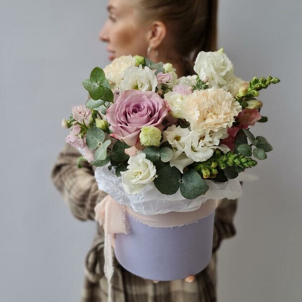 Цветы в коробке, артикул F1156680 - 5590 рублей, доставка по городу. Flawery - доставка цветов