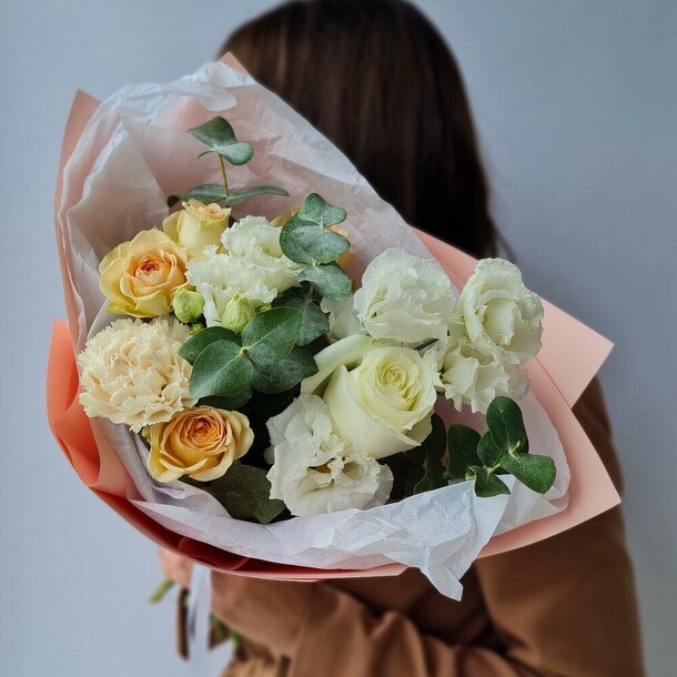 Букет с эустомой и розой, артикул F1156683 - 3990 рублей, доставка по городу. Flawery - доставка цветов