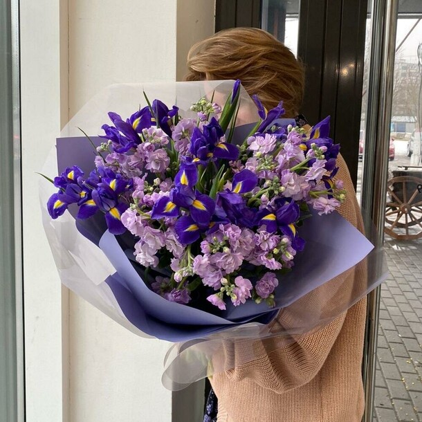 Букет с ирисами и маттиолой, артикул F1184285 - 6290 рублей, доставка по городу. Flawery - доставка цветов