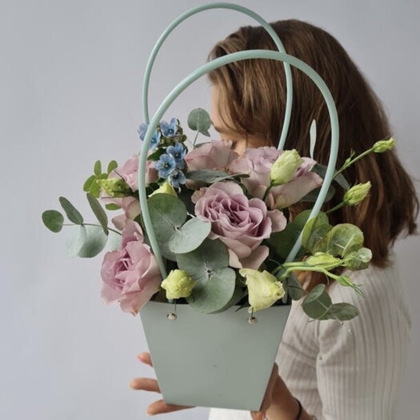 Сумочка с цветами, артикул F1214000 - 3590 рублей, доставка по городу. Flawery - доставка цветов