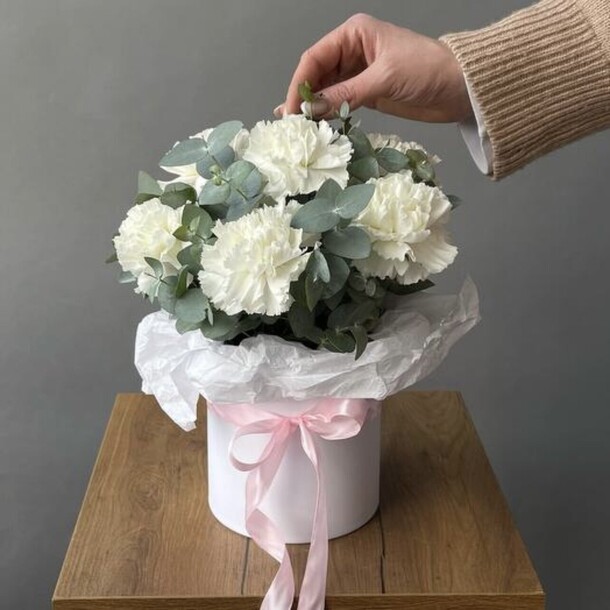 Коробка с гвоздиками, артикул F1214001 - 2990 рублей, доставка по городу. Flawery - доставка цветов